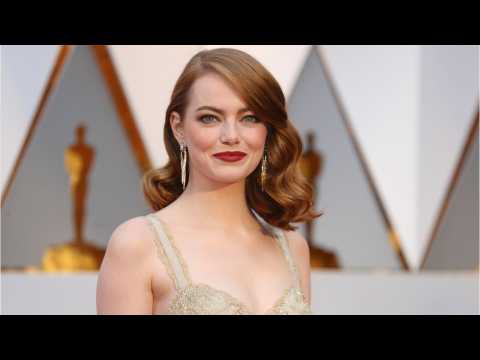 VIDEO : Emma Stone Rules the Red Carpet in a Golden Givenchy Gown