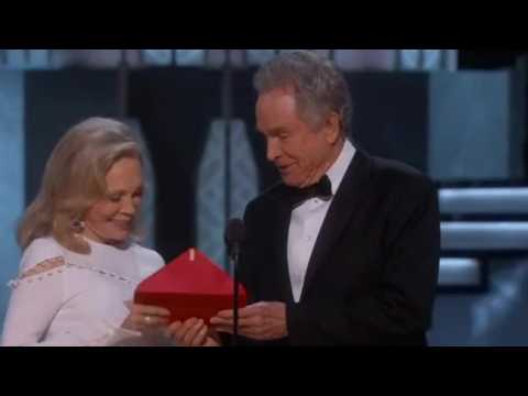 VIDEO : Why Did Warren Beatty Read The Wrong Name?