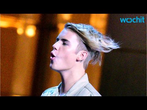 VIDEO : Justin Bieber Casually Crashed A Band?s Set At An Indiana Dive Bar