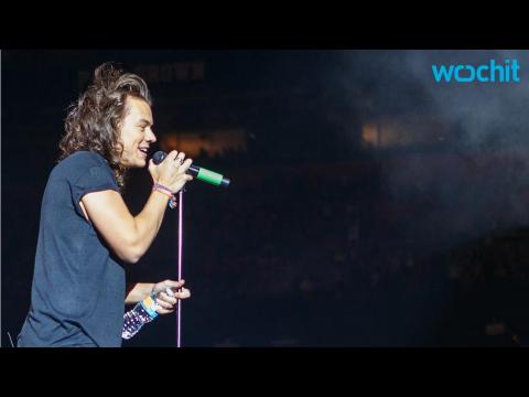 VIDEO : Harry Styles Keeps Getting Pelted With Objects in Concerts