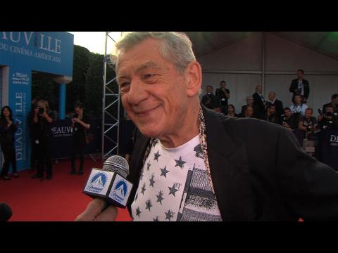 VIDEO : Exclusive Interview - Ian McKellen goes American on the red carpet in