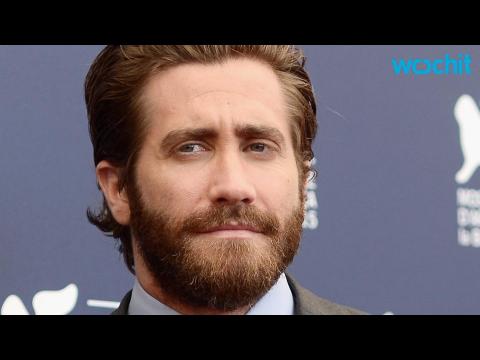 VIDEO : Jake Gyllenhaal Looking Hot at His Latest Red Carpet Appearance