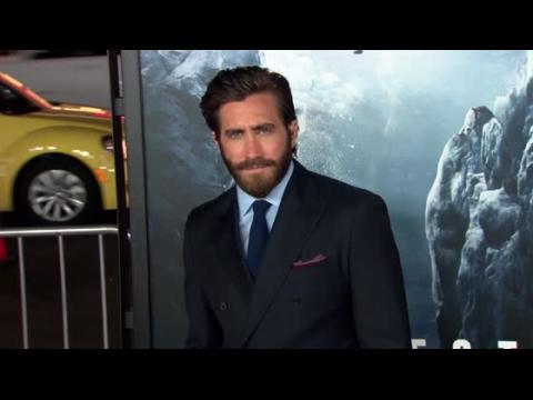 VIDEO : Jake Gyllenhaal Tackles Everest Hollywood Premiere