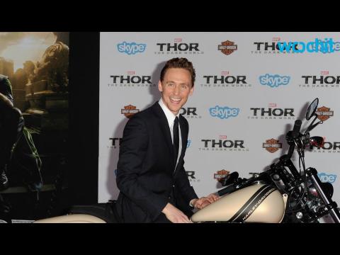 VIDEO : Tom Hiddleston Sings ?Move It on Over? in New Movie Clip