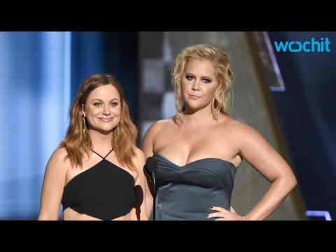 VIDEO : Twitter Wants Amy Schumer and Amy Poehler to Host the Oscars!
