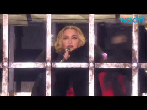 VIDEO : Sean Penn Pleased by ?True Blue? Tribute at Madonna Concert