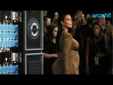 VIDEO : Kim Kardashian Flaunts Her Growing Baby Bump in a Skin-Tight Spandex Dress