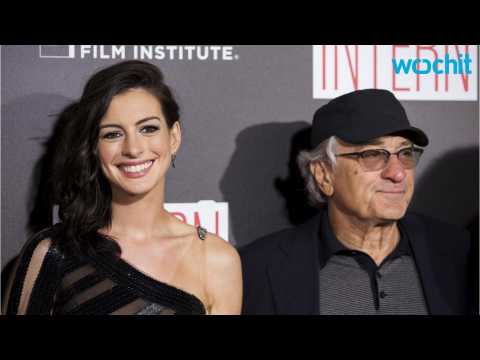 VIDEO : Anne Hathaway and Robert De Niro Hold Hands at Their Big Movie Premiere