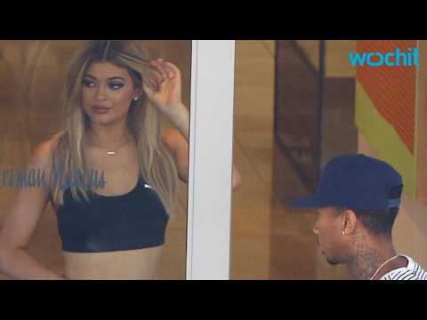 VIDEO : Kylie Jenner Goes Makeup-Free and Dresses Down While Out With Tyga