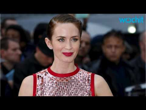 VIDEO : Emily Blunt Gets Friendly With Fans at the London Premiere of Sicario
