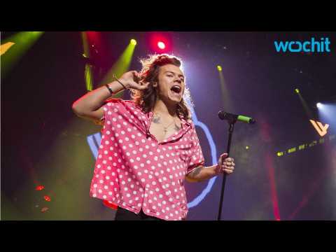 VIDEO : Harry Styles is the Most Embarrassing Brother Ever!