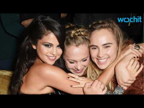 VIDEO : Selena Gomez Mingles With Powerful Women at Exclusive Dinner in London