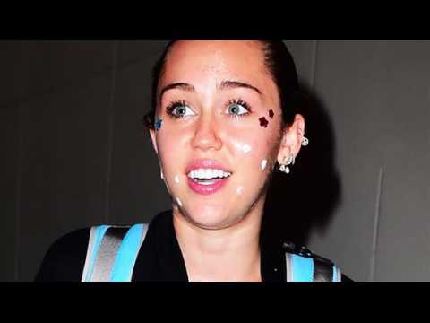 VIDEO : Miley Cyrus Arrives in New York Wearing Zit Cream
