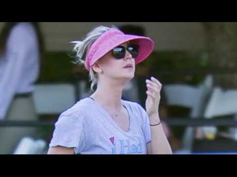 VIDEO : Kaley Cuoco Spotted Without Wedding Ring After Announcing Divorce