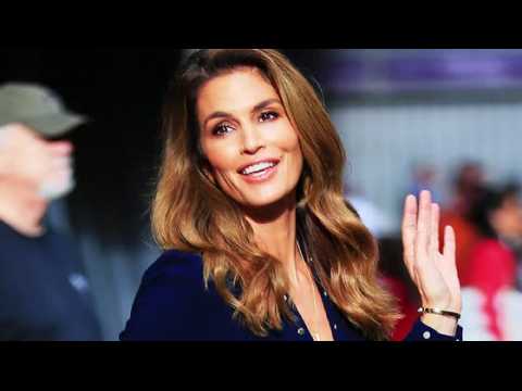 VIDEO : Cindy Crawford Looks Gorgeous in Navy Discussing Her New Book on Good Morning America