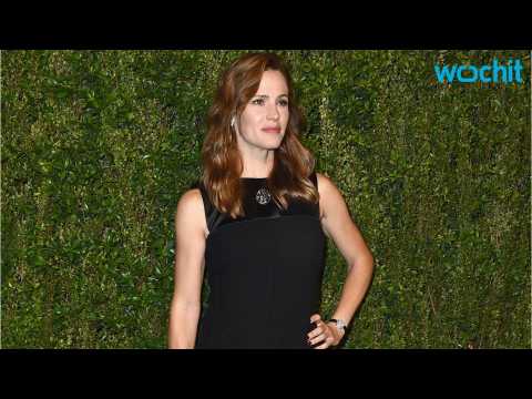 VIDEO : Jennifer Garner Goes Glam For Her First Postsplit Red Carpet Appearance