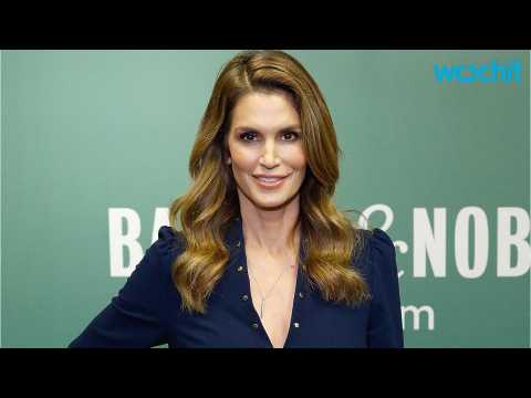 VIDEO : Cindy Crawford Opens Up About Her Trademark Mole and Richard Gere...