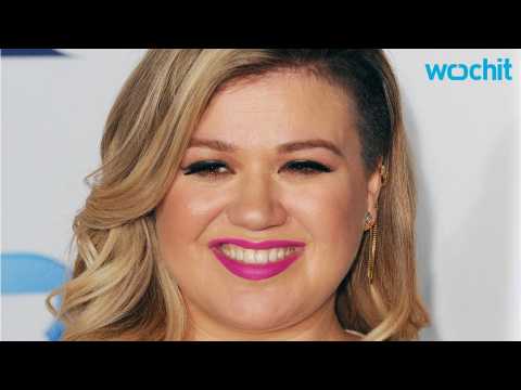 VIDEO : Kelly Clarkson Cancels the Rest of Her 2015 Tour Dates: 