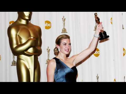 VIDEO : Kate Winslet Keeps Her Oscar in the Bathroom