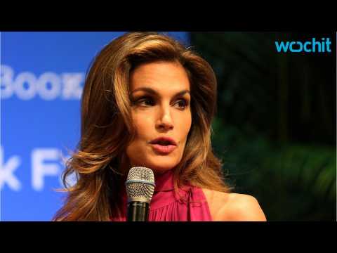 VIDEO : Cindy Crawford Doesn't Need Photoshop to Look Hot in a Bikini
