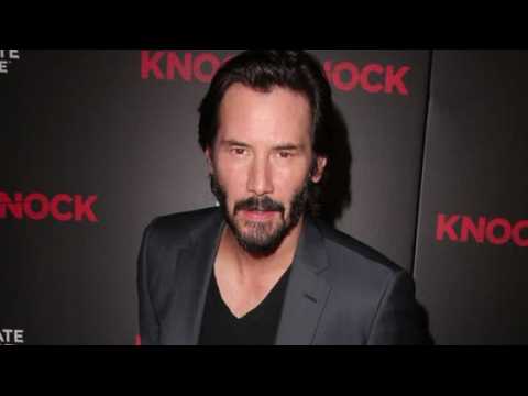 VIDEO : Keanu Reeves Looks Ruff And Ready At Knock Knock Premiere