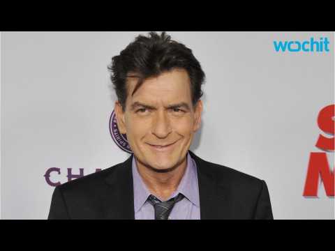 VIDEO : Charlie Sheen Bounced From a Bar in a Headlock