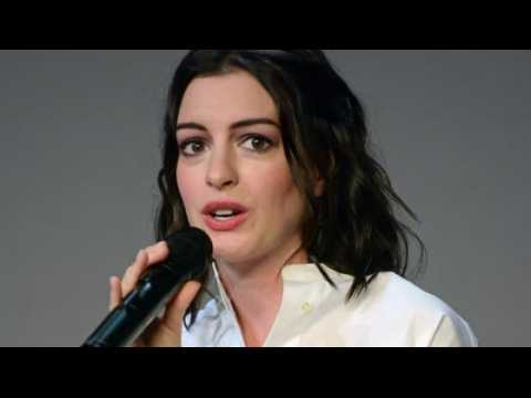 VIDEO : Don't Mess with Anne Hathaway's Poached Eggs