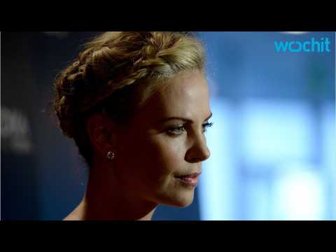 VIDEO : Charlize Theron in Talks to Replace Brad Pitt in The Gray Man