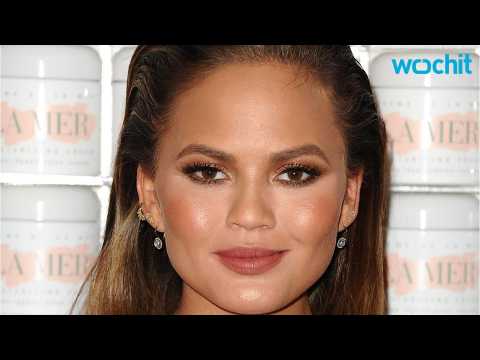 VIDEO : Chrissy Teigen: First Time In Public With Baby Bump