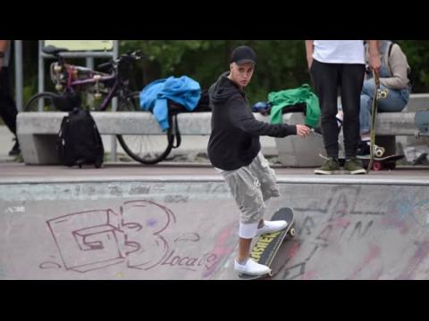 VIDEO : Justin Bieber Skateboards in Germany