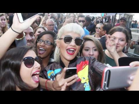 VIDEO : Rita Ora et d'autres stars au dfil de Jeremy Scott