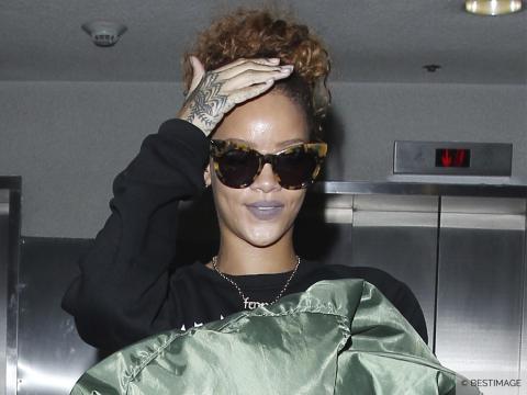 VIDEO : Exclu vidéo : Rihanna : Bombardée de flashes, la star ne passe pas inaperçue à LAX !