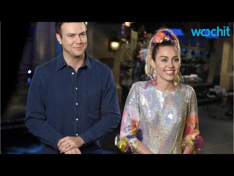 VIDEO : Miley Cyrus Hasn't Decided Whether She'll Wear Clothes on 'SNL' Season Premiere