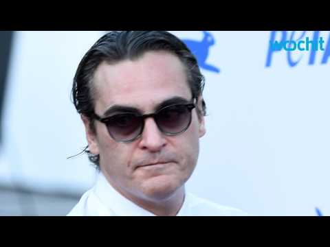 VIDEO : Joaquin Phoenix Steps Out With His Family to Honor His Late Brother, River