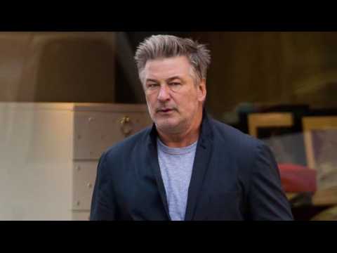 VIDEO : Alec Baldwin Says Growing Up With Brothers Was 'Maddening'