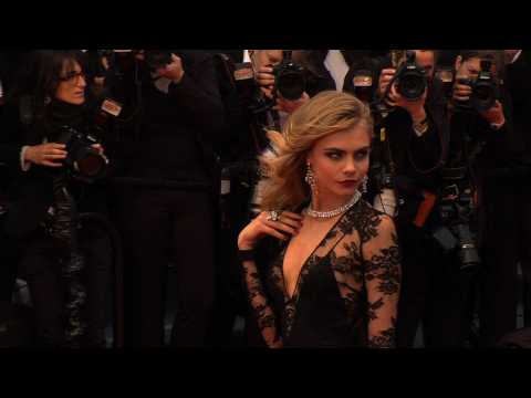 VIDEO : Cara Delevingne lashes out at paparazzi
