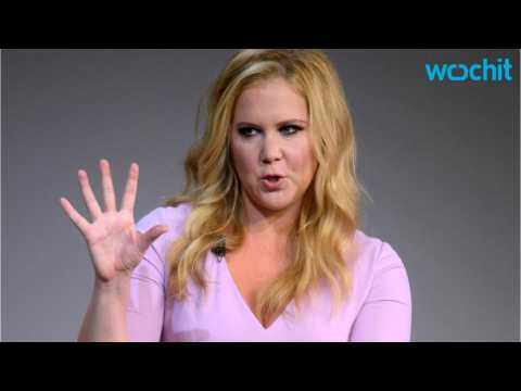VIDEO : Amy Schumer Is Getting Paid a Lot More Money Than Lena Dunham for Her First Book