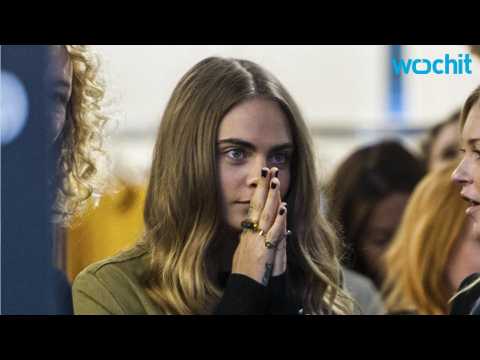 VIDEO : Cara Delevingne Stalked By Paparazzi In Milan