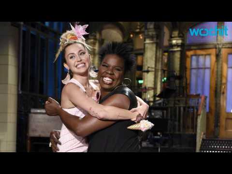 VIDEO : Miley Cyrus Gives Emotional Performance on Saturday Night Live