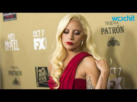 VIDEO : Lady Gaga Dons Blood Red for ?AHS: Hotel? Red Carpet Premiere