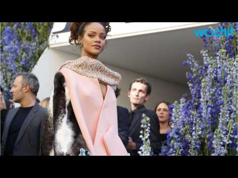 VIDEO : Rihanna is Pink In Paris for Fashion Week