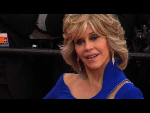 VIDEO : Elizabeth Banks honours Jane Fonda with Excellence in Film award