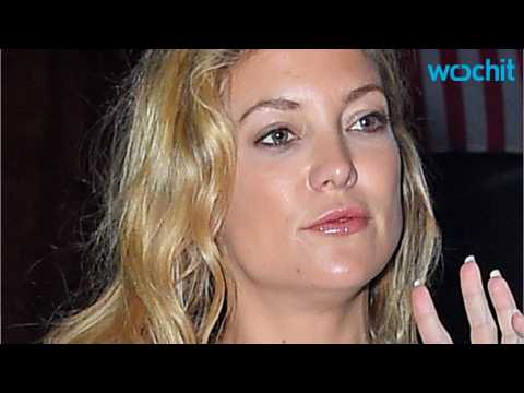 VIDEO : Britney Spears Crashes Kate Hudson?s Game Night