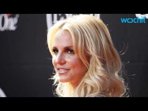 VIDEO : Britney Spears Crashes Kate Hudson's Game Night