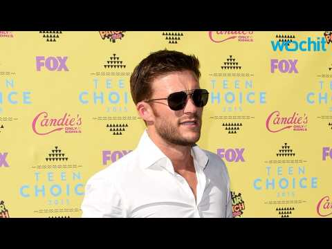 VIDEO : Scott Eastwood Goes on Beach Date With Charlotte McKinney