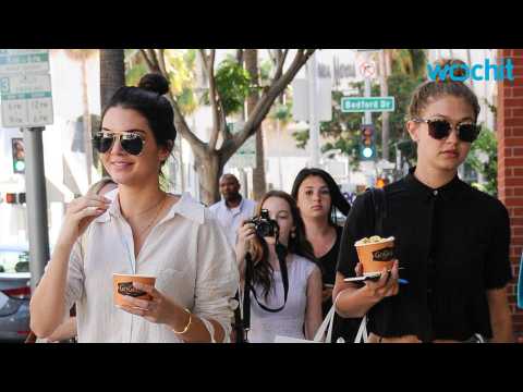 VIDEO : Kendall Jenner and Gigi Hadid Sighting at Paris Bookstore