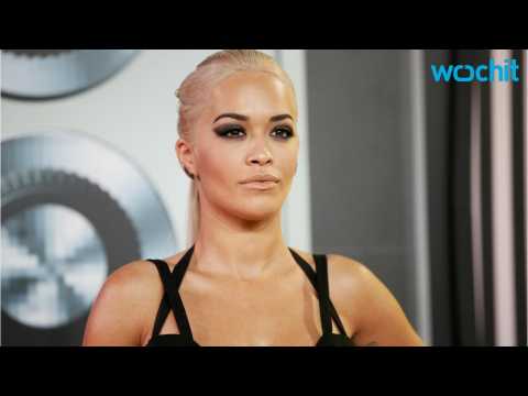 VIDEO : Travis Barker Talks Dating Rita Ora