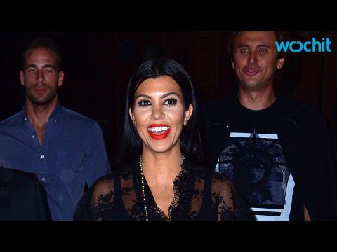 VIDEO : Kourtney Kardashian Flashes a Smile During Night Out in NYC