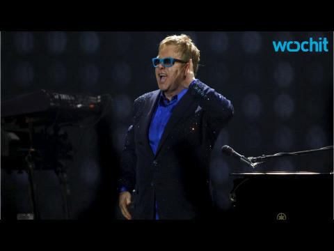 VIDEO : Elton John Receives Prank Putin Phone Call