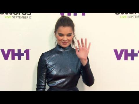 VIDEO : Hailee Steinfeld Wows On The Streamy Awards Red Carpet